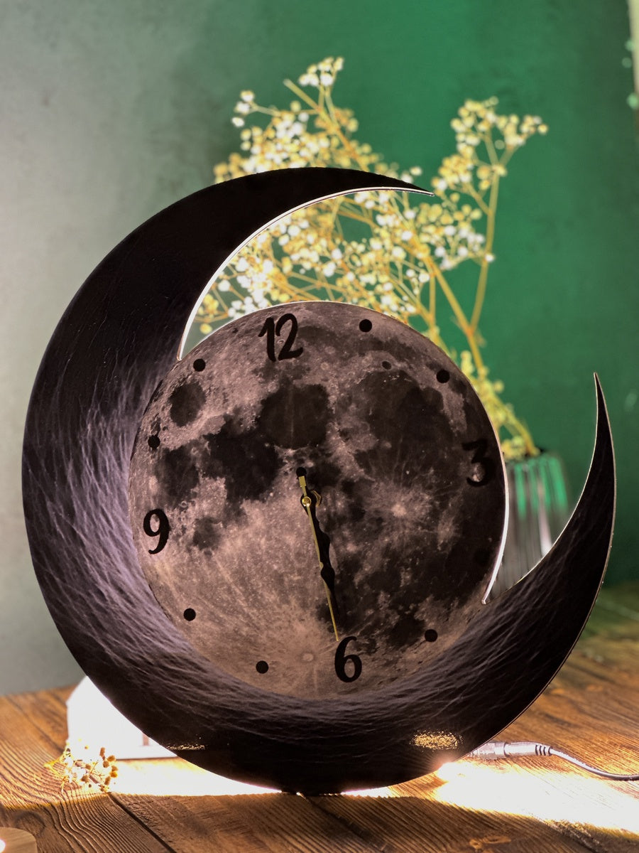 ساعة حائط مضيئة على شكل القمر
